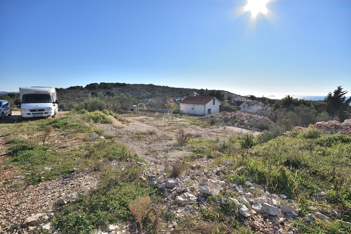 Murter - terreno edificabile con permesso di costruzione per una casa, vista mare