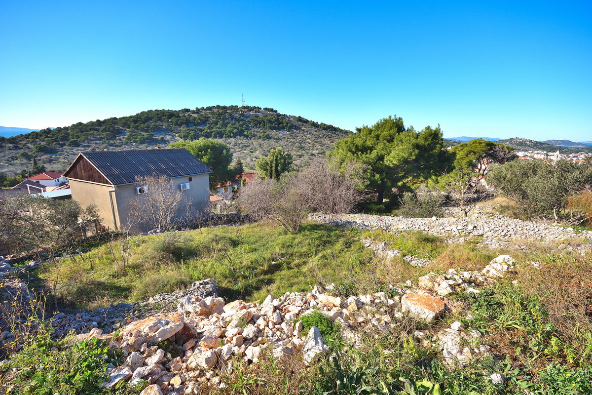 Murter - terreno edificabile con permesso di costruzione per una casa, vista mare