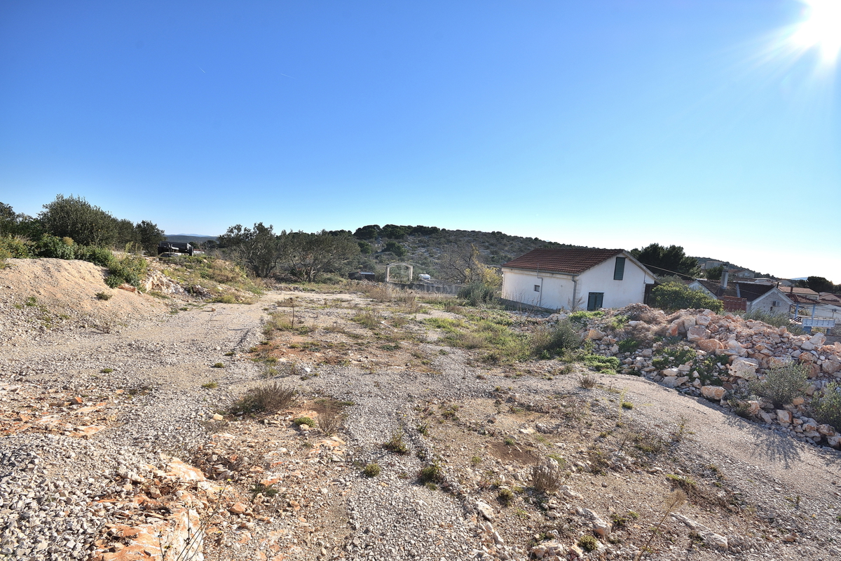 Murter - terreno edificabile con permesso di costruzione per una casa, vista mare