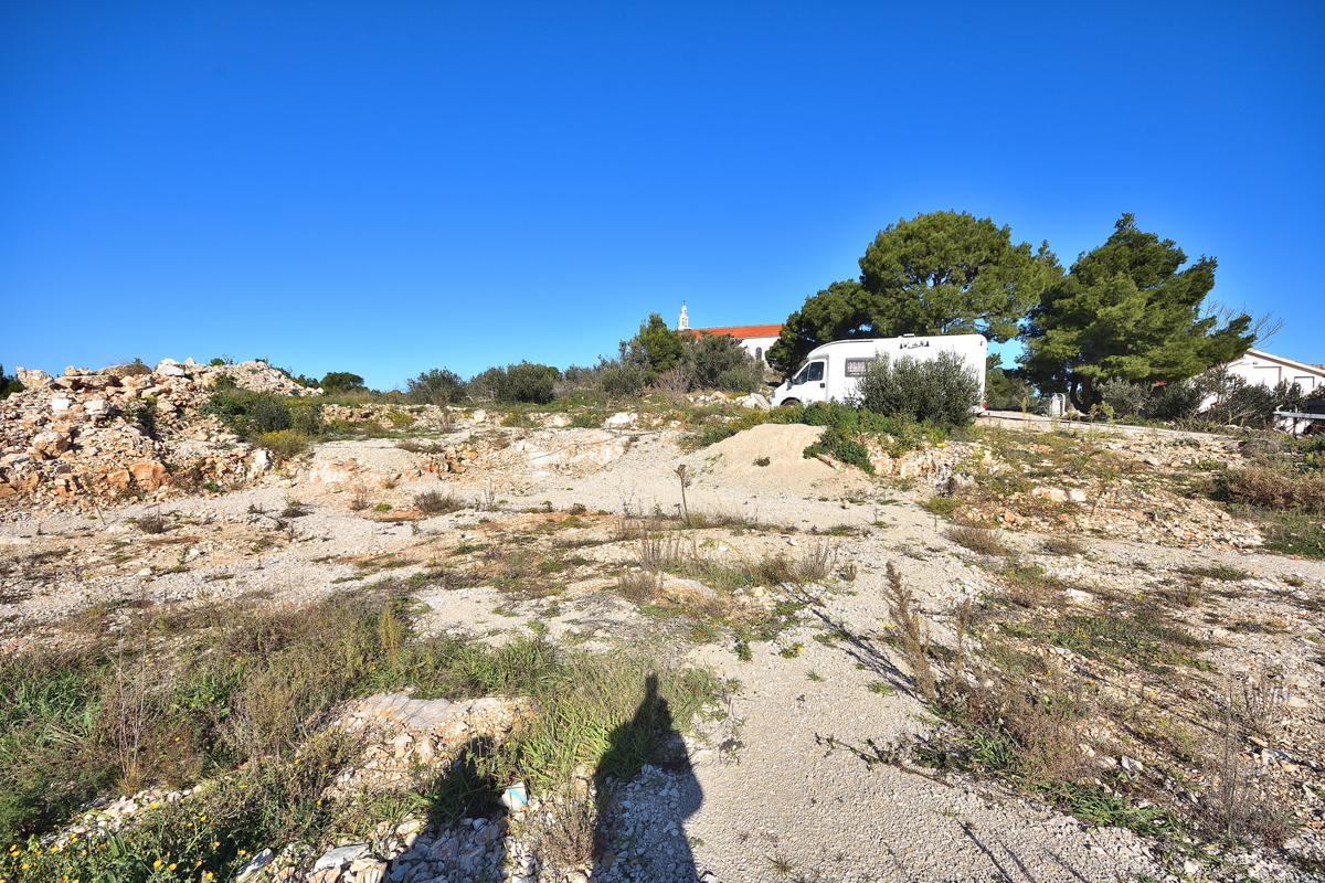 Murter - terreno edificabile con permesso di costruzione per una casa, vista mare