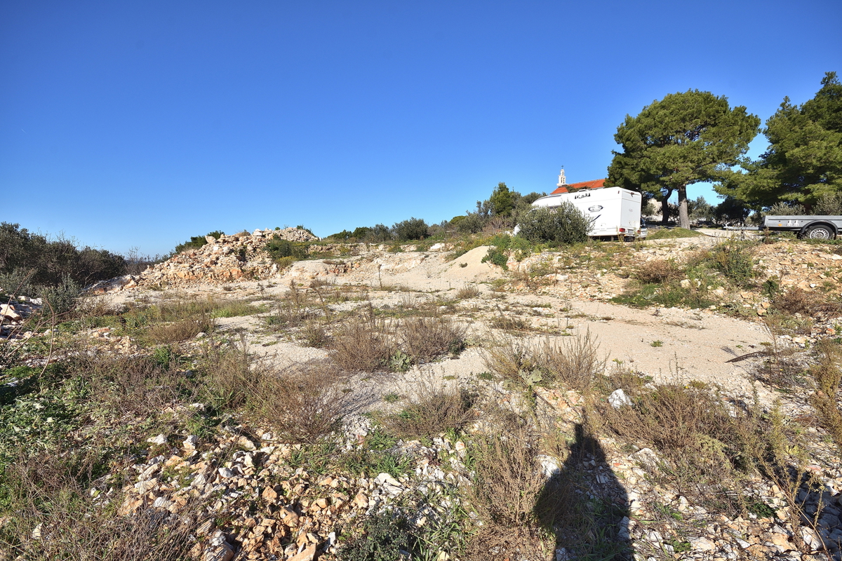 Murter - terreno edificabile con permesso di costruzione per una casa, vista mare