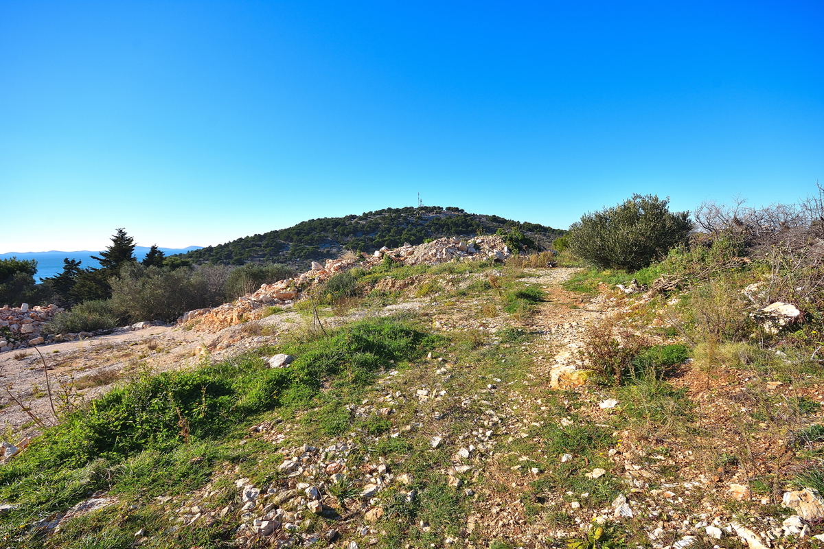 Murter - terreno edificabile con permesso di costruzione per una casa, vista mare