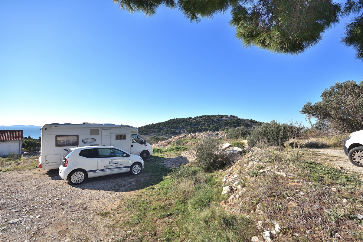 Murter - terreno edificabile con permesso di costruzione per una casa, vista mare