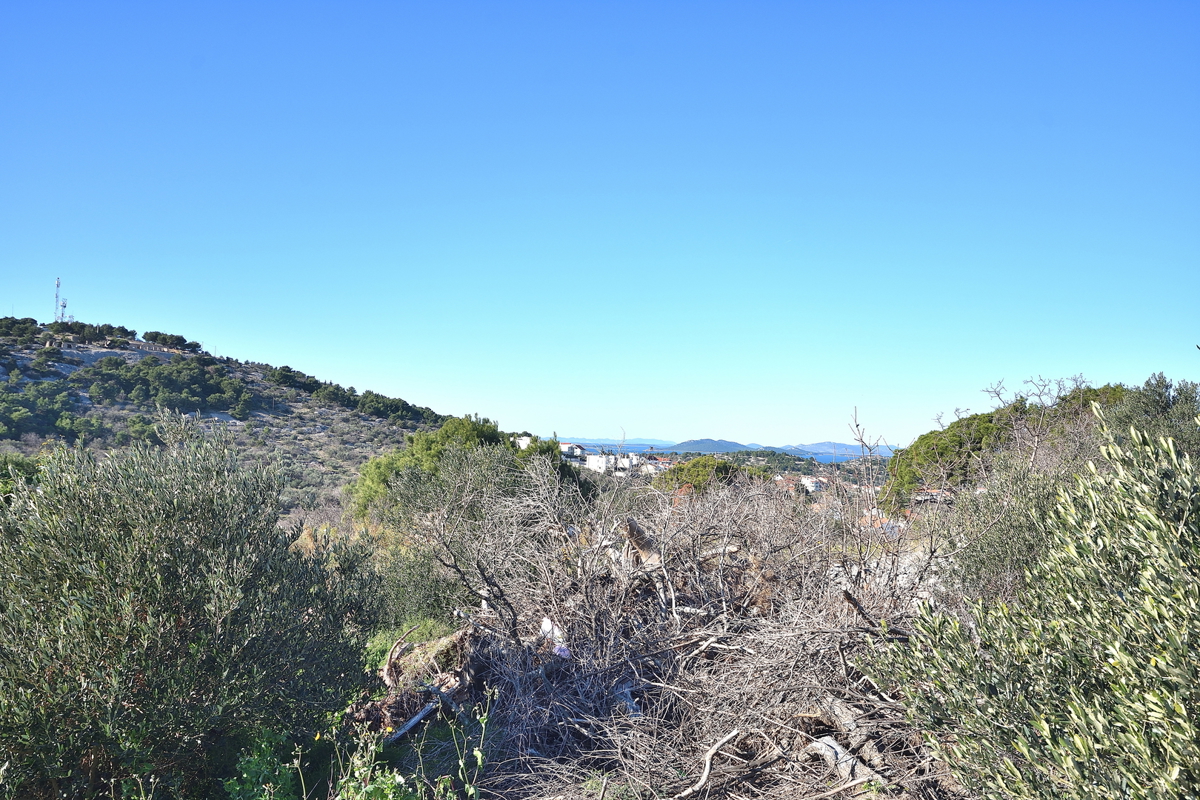 Murter - terreno edificabile con permesso di costruzione per una casa, vista mare