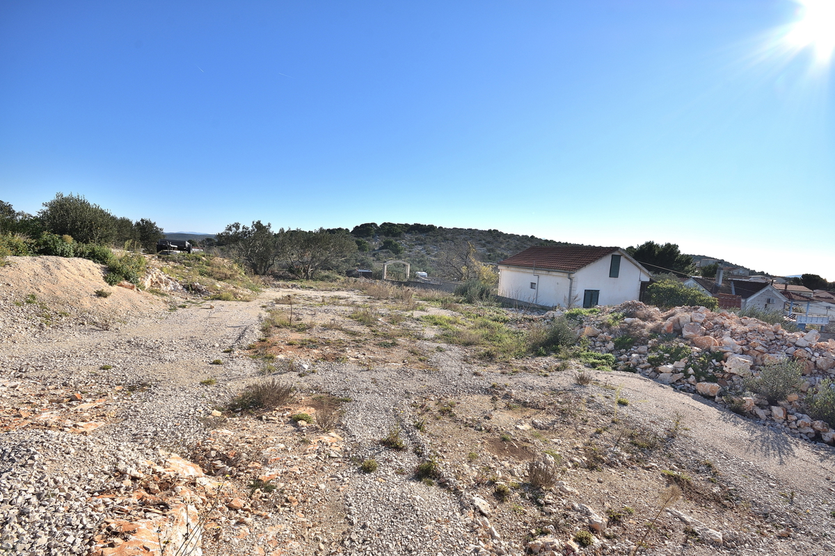 Murter - terreno edificabile con permesso di costruzione per una casa, vista mare