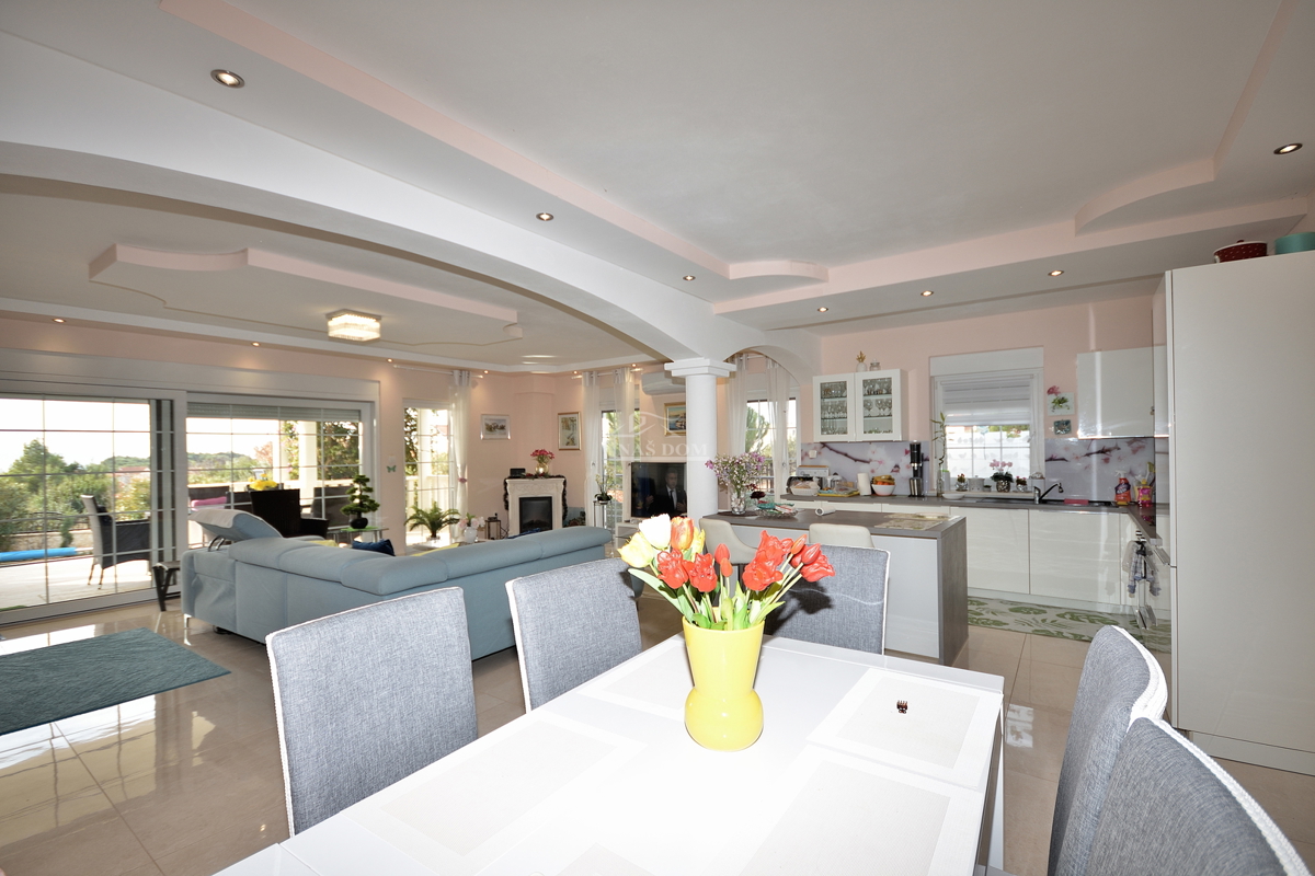 Tribunj - villa con piscina vicino alla spiaggia