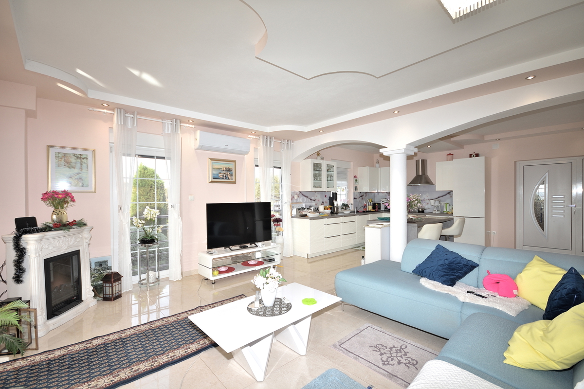 Tribunj - villa con piscina vicino alla spiaggia