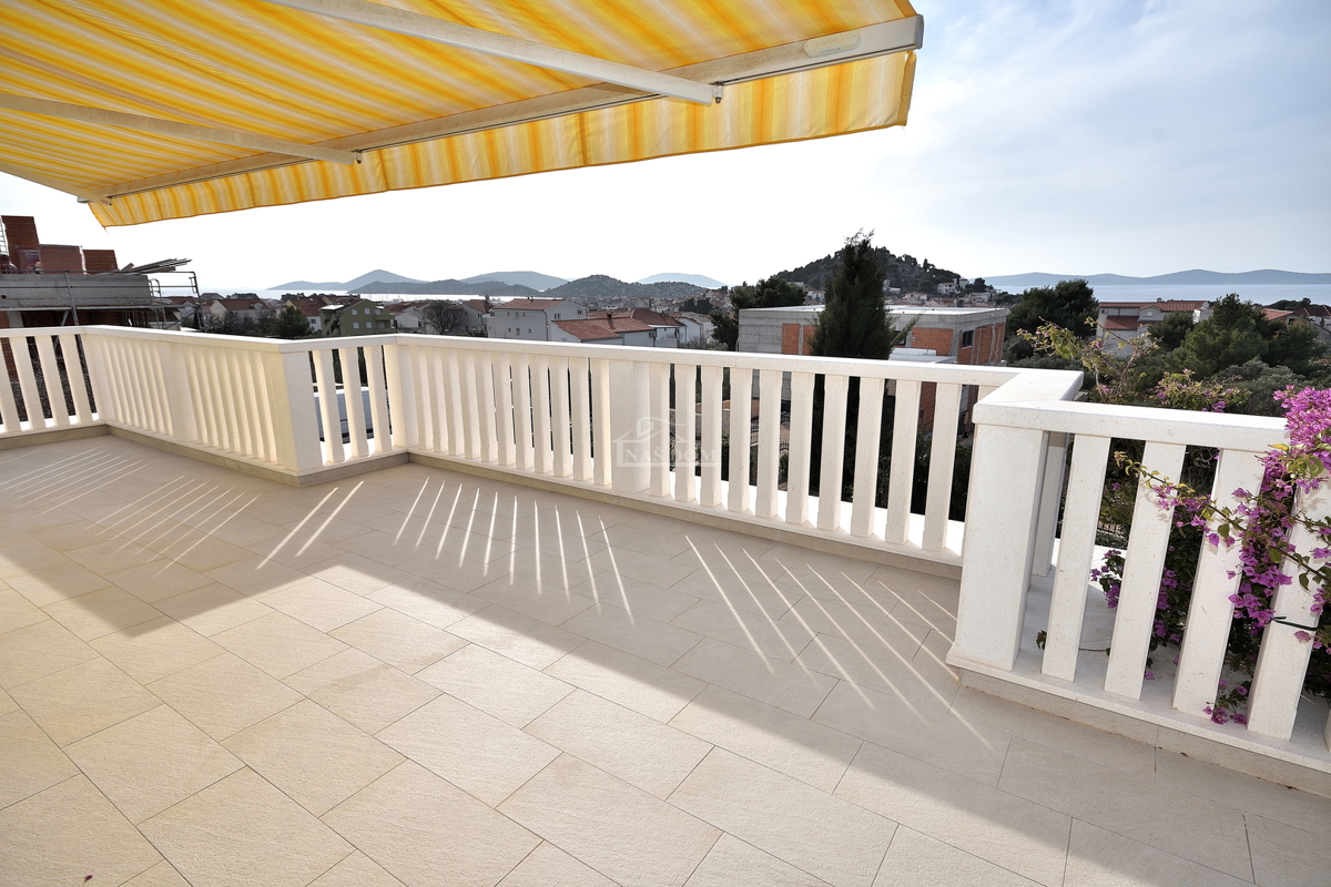 Tribunj - villa con piscina vicino alla spiaggia