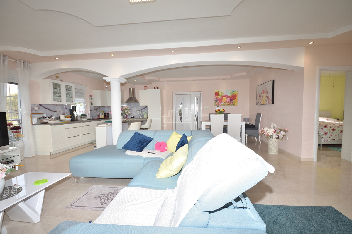 Tribunj - villa con piscina vicino alla spiaggia