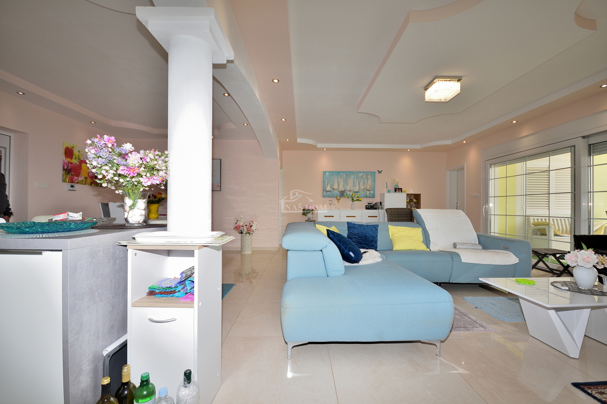 Tribunj - villa con piscina vicino alla spiaggia