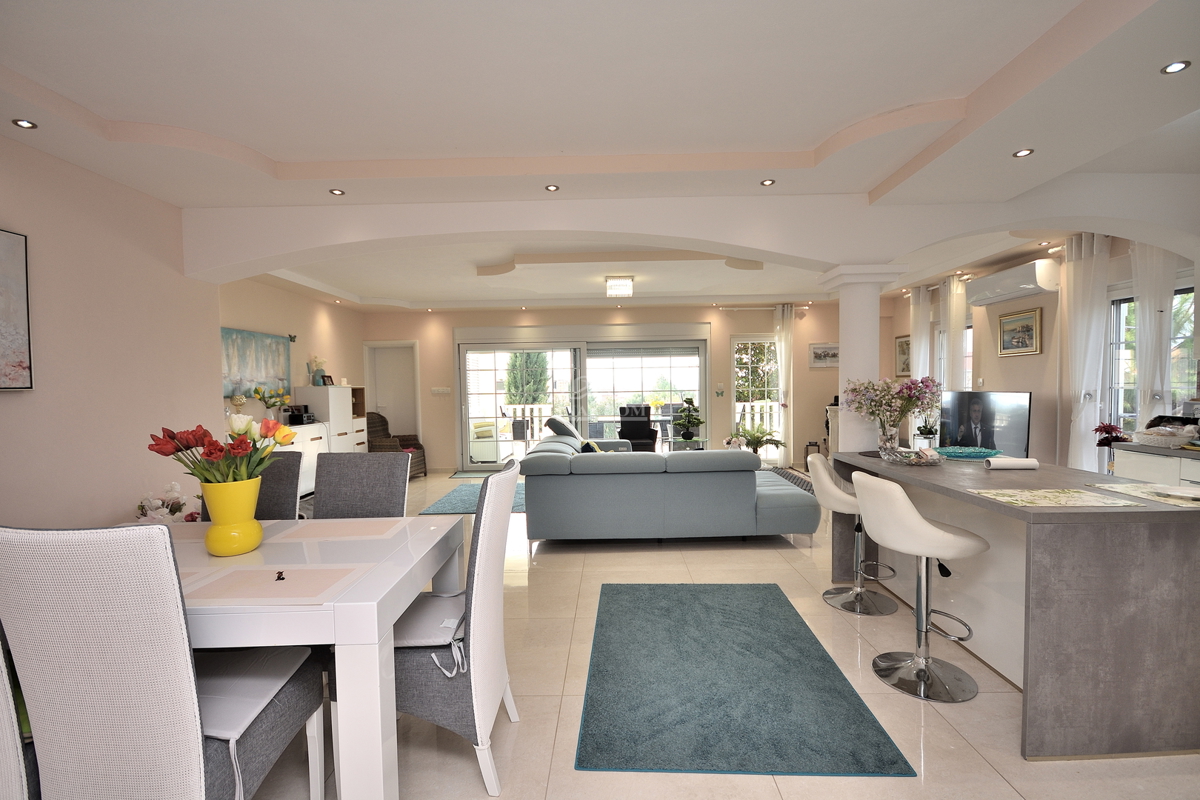 Tribunj - villa con piscina vicino alla spiaggia