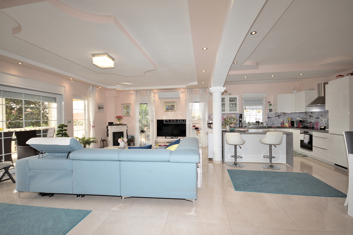 Tribunj - villa con piscina vicino alla spiaggia