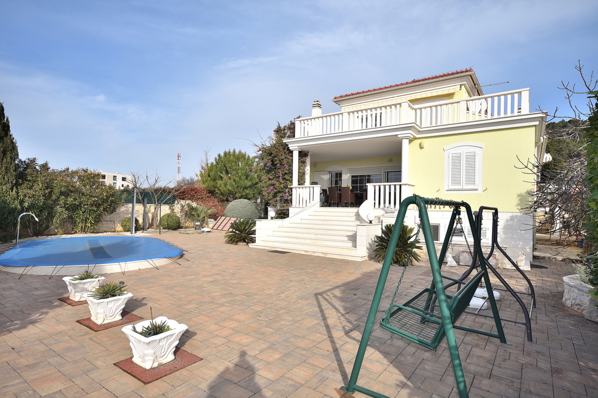 Tribunj - villa con piscina vicino alla spiaggia