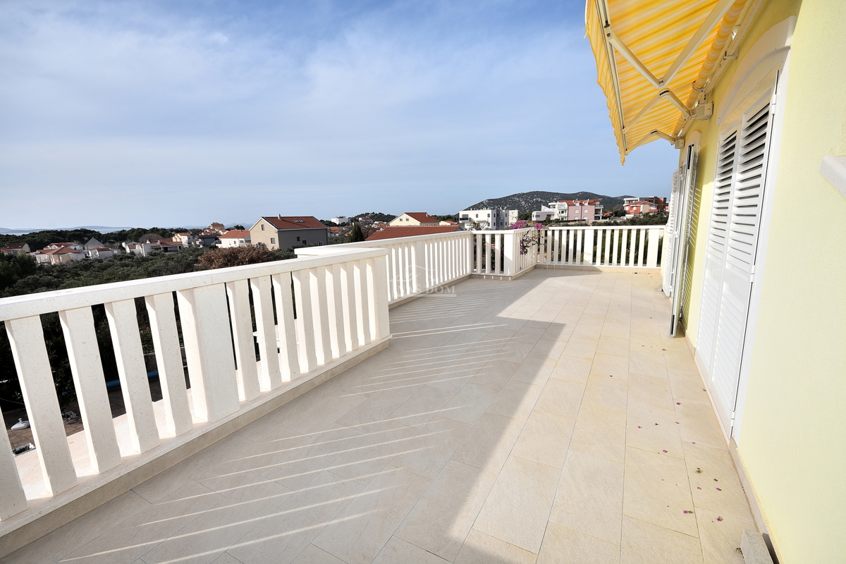 Tribunj - villa con piscina vicino alla spiaggia