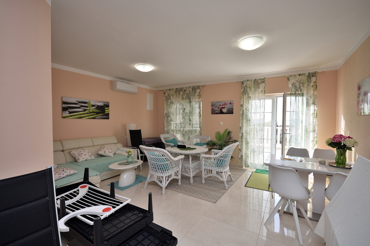 Tribunj - villa con piscina vicino alla spiaggia