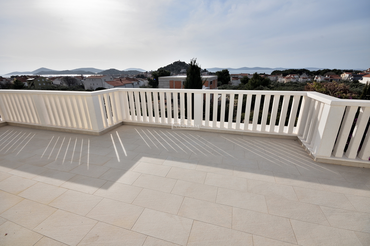 Tribunj - villa con piscina vicino alla spiaggia