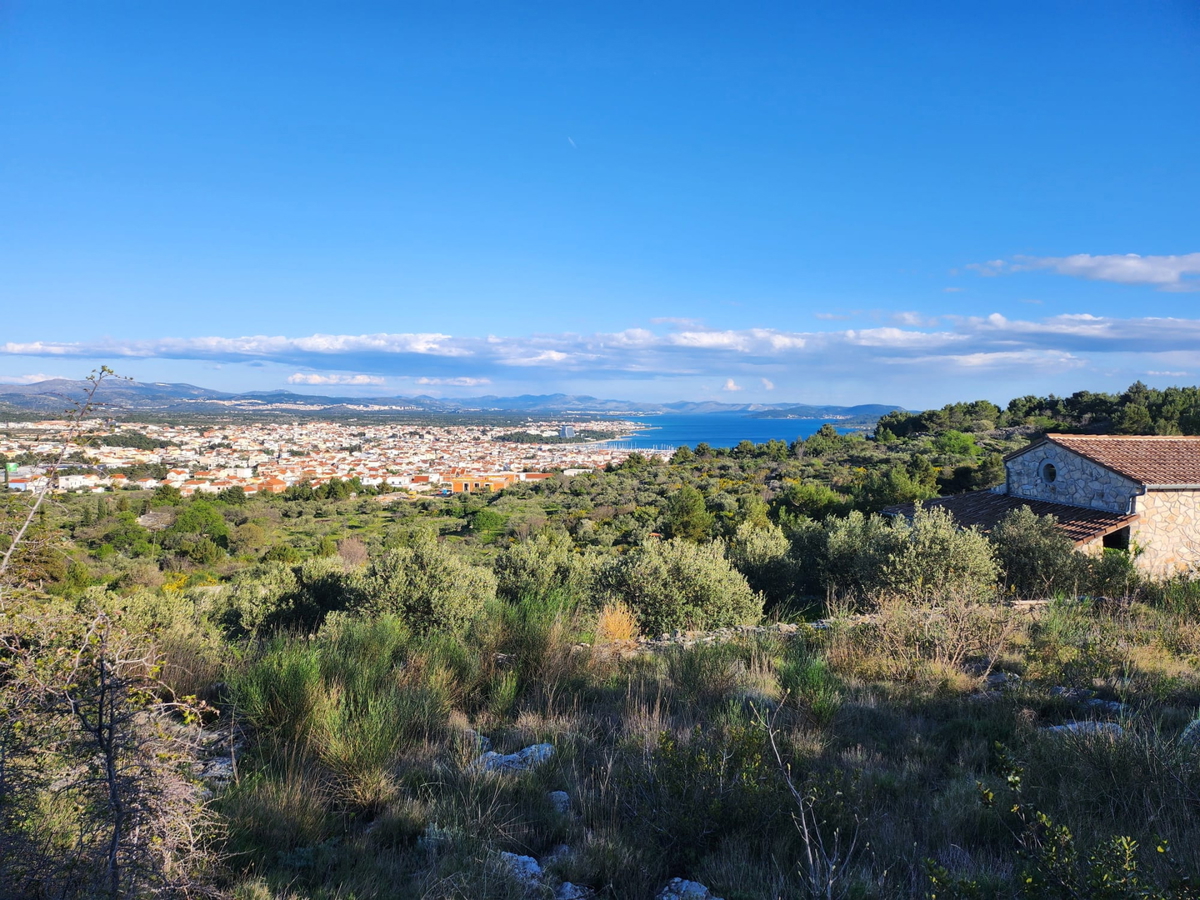 Vodice-terreno agricolo con splendida vista panoramica sul mare