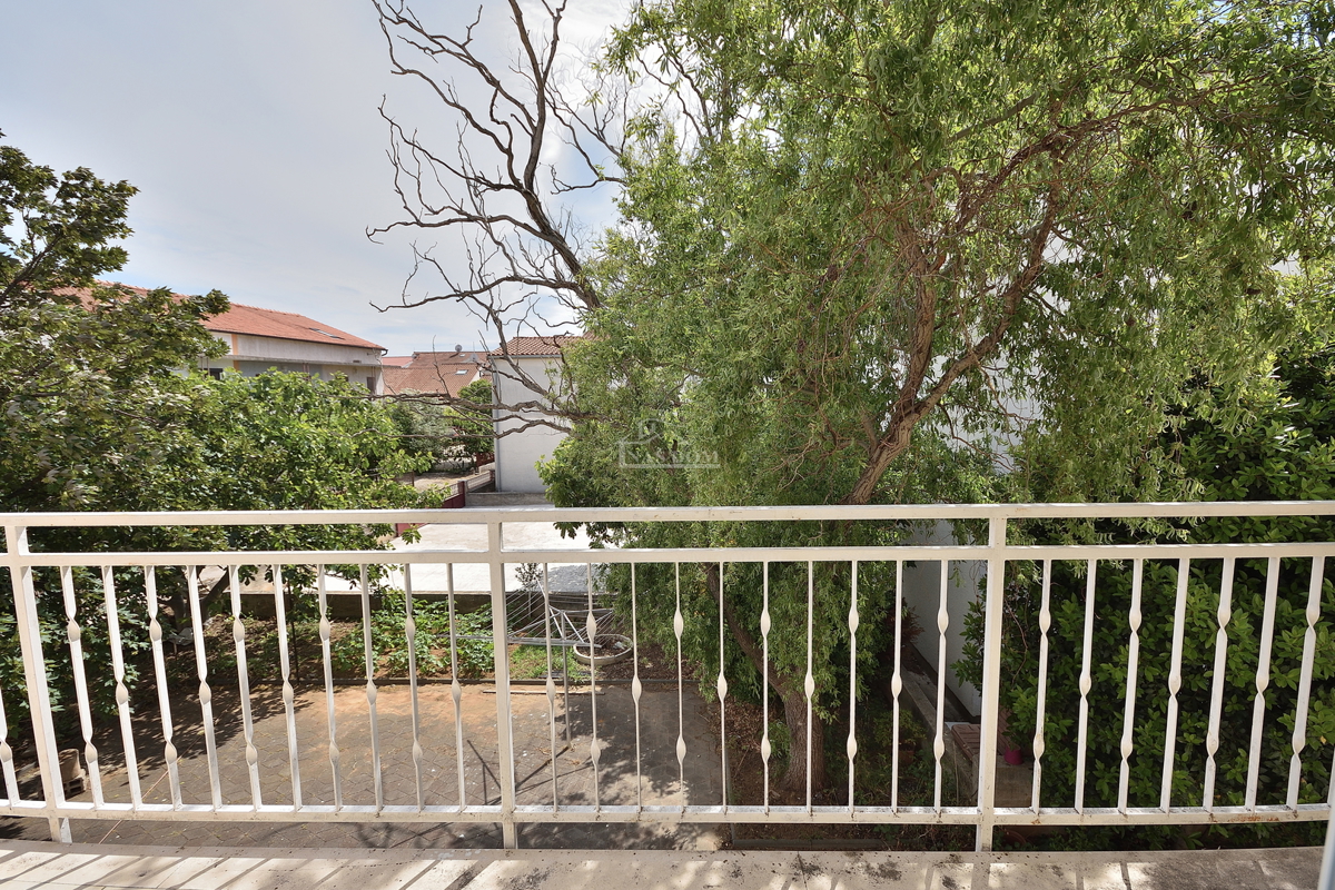 Vodice, SRIMA - casa con 5 appartamenti a 100 m dalla spiaggia