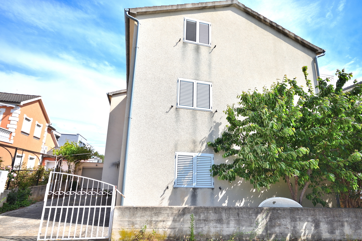 Vodice, SRIMA - casa con 5 appartamenti a 100 m dalla spiaggia