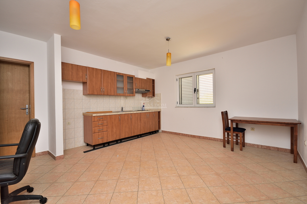 Vodice, SRIMA - casa con 5 appartamenti a 100 m dalla spiaggia