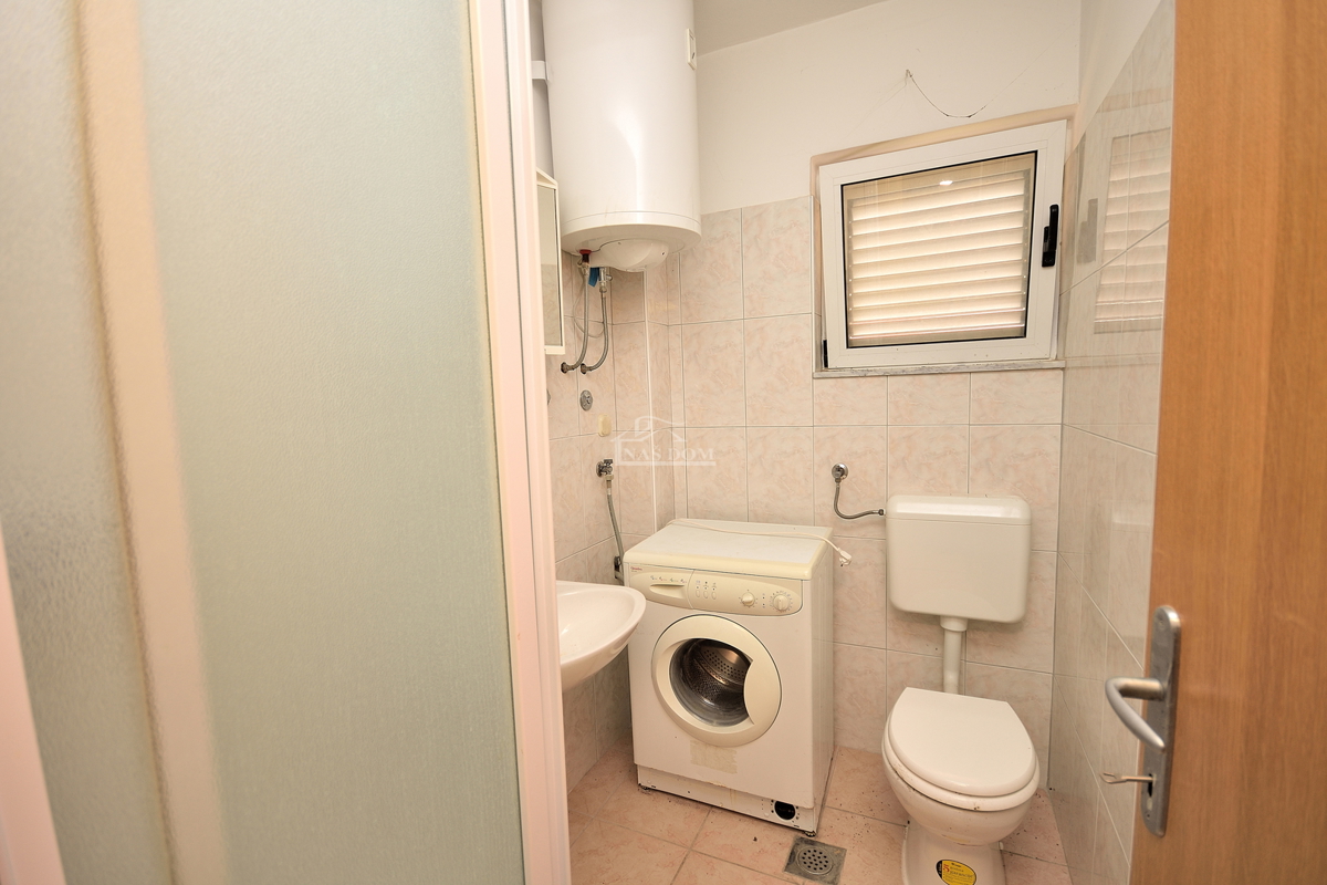 Vodice, SRIMA - casa con 5 appartamenti a 100 m dalla spiaggia