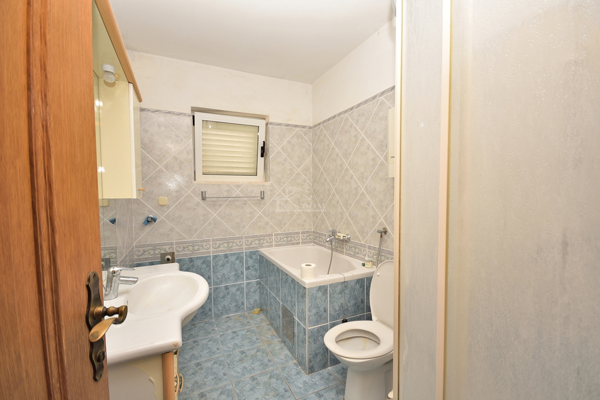 Vodice, SRIMA - casa con 5 appartamenti a 100 m dalla spiaggia