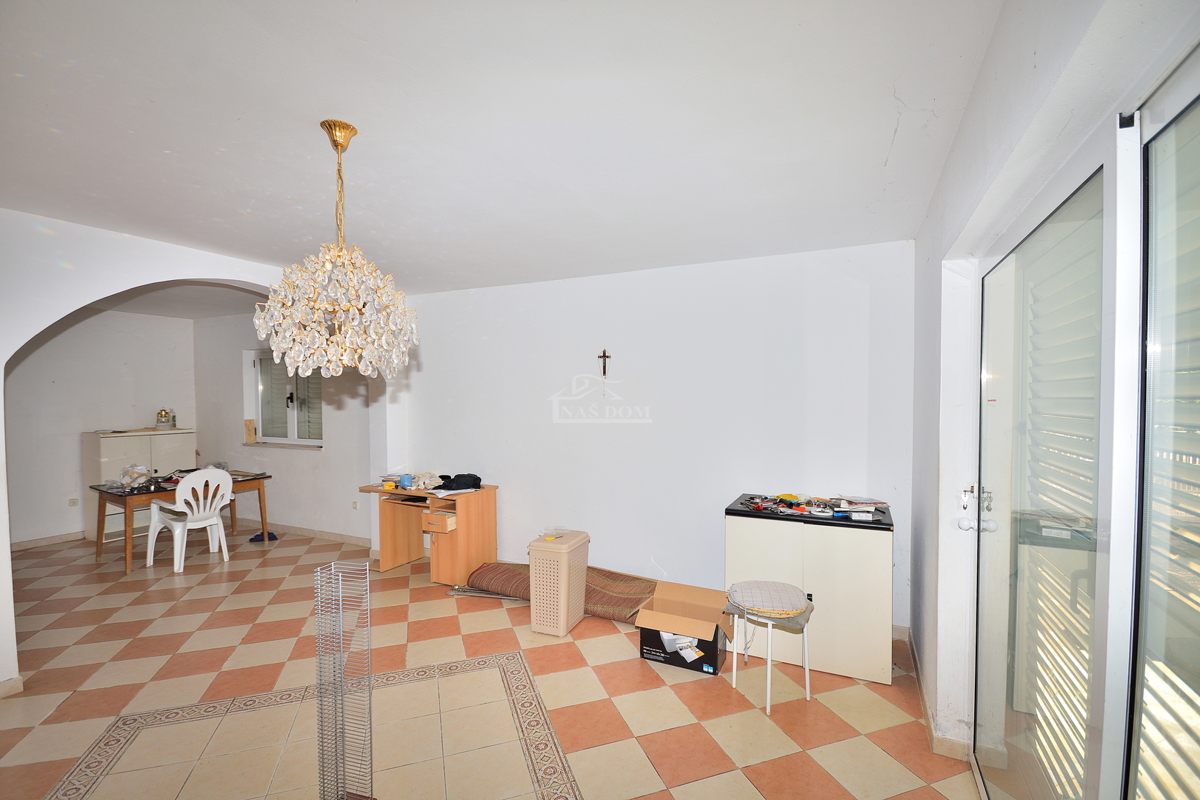 Vodice, SRIMA - casa con 5 appartamenti a 100 m dalla spiaggia