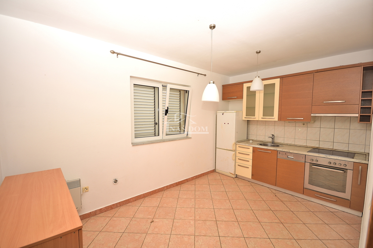 Vodice, SRIMA - casa con 5 appartamenti a 100 m dalla spiaggia