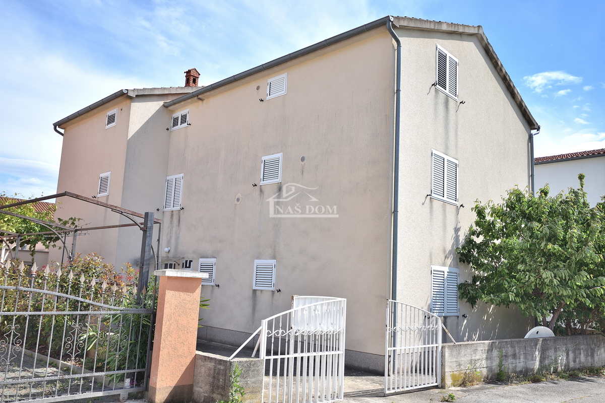 Vodice, SRIMA - casa con 5 appartamenti a 100 m dalla spiaggia