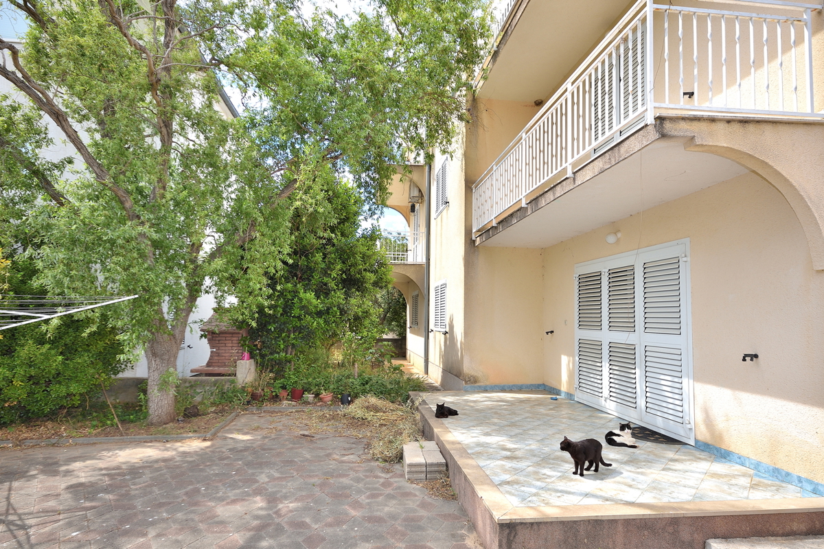 Vodice, SRIMA - casa con 5 appartamenti a 100 m dalla spiaggia