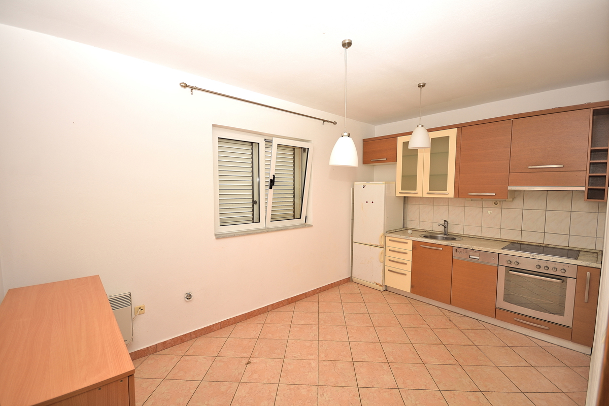 Vodice, SRIMA - casa con 5 appartamenti a 100 m dalla spiaggia