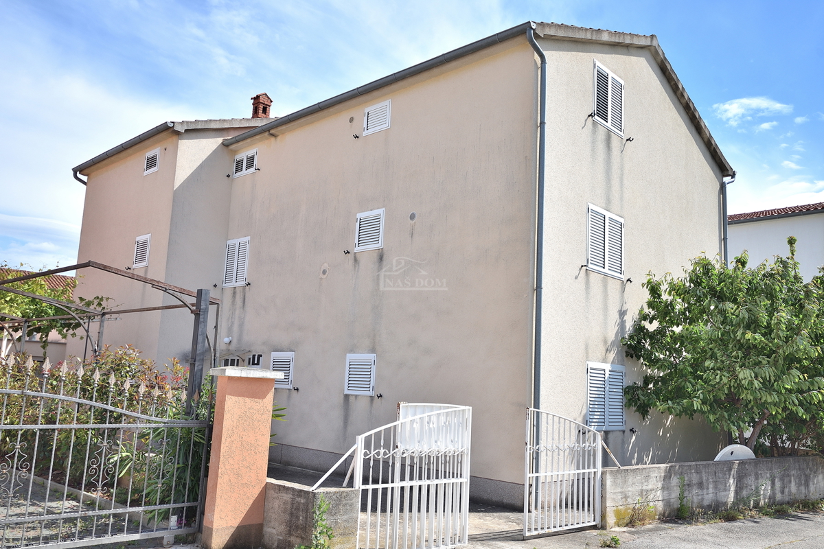 Vodice, SRIMA - casa con 5 appartamenti a 100 m dalla spiaggia