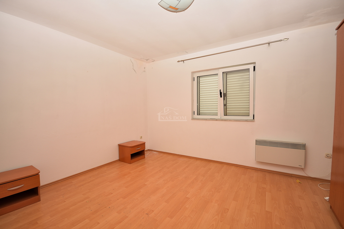 Vodice, SRIMA - casa con 5 appartamenti a 100 m dalla spiaggia