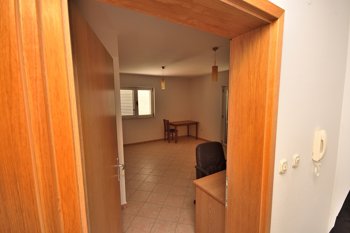 Vodice, SRIMA - casa con 5 appartamenti a 100 m dalla spiaggia