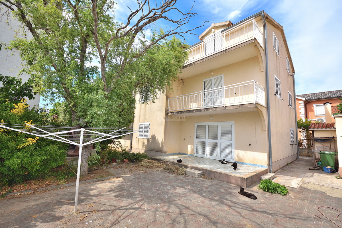 Vodice, SRIMA - casa con 5 appartamenti a 100 m dalla spiaggia