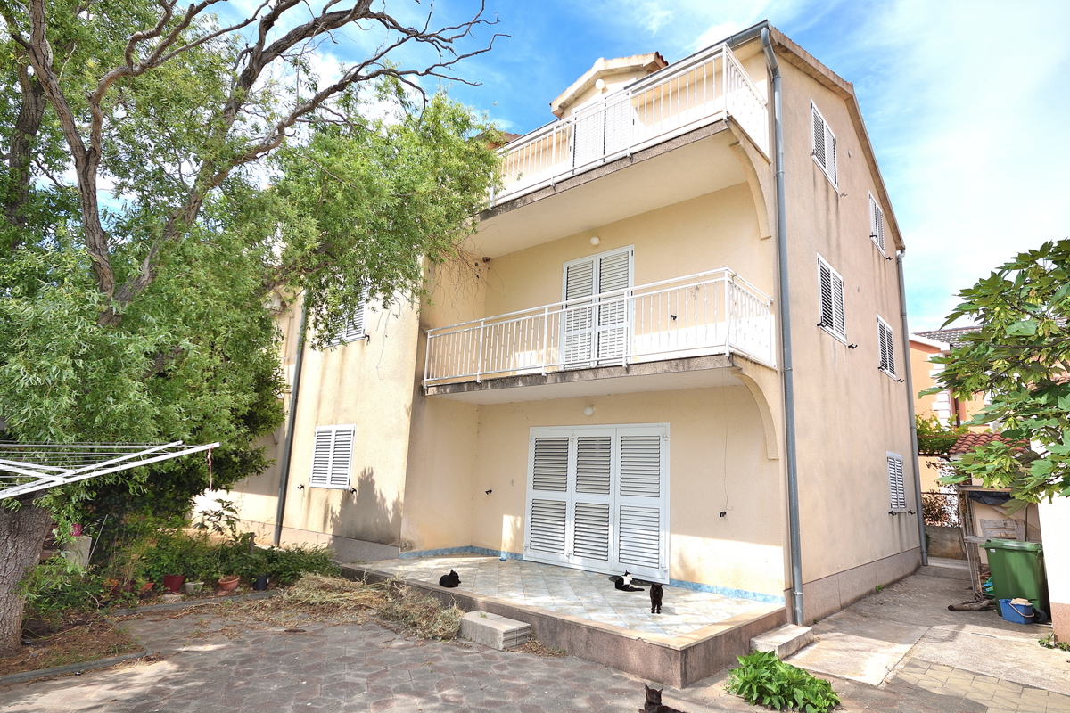 Vodice, SRIMA - casa con 5 appartamenti a 100 m dalla spiaggia