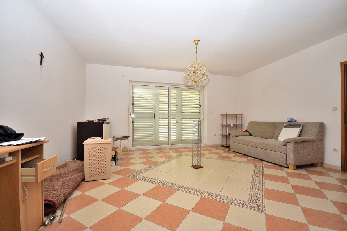 Vodice, SRIMA - casa con 5 appartamenti a 100 m dalla spiaggia