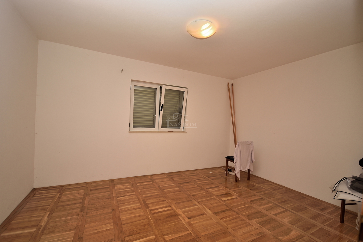 Vodice, SRIMA - casa con 5 appartamenti a 100 m dalla spiaggia