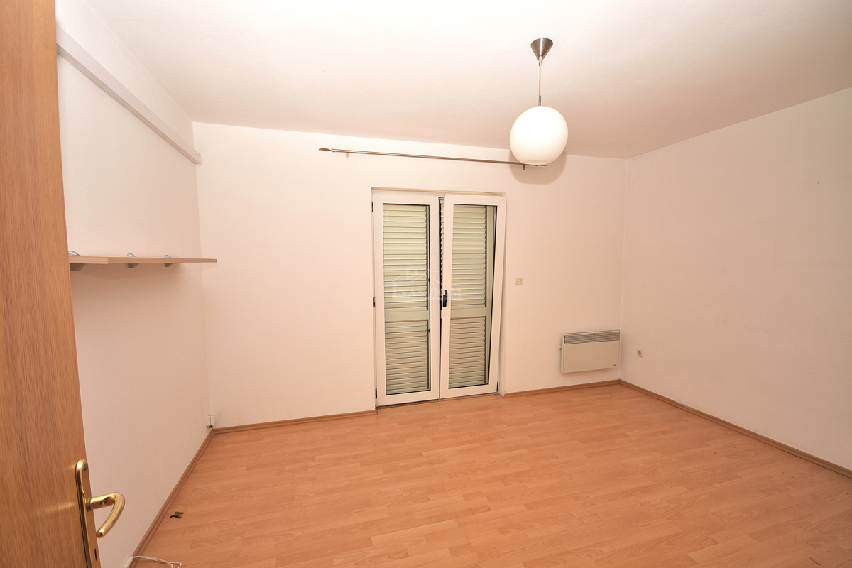 Vodice, SRIMA - casa con 5 appartamenti a 100 m dalla spiaggia