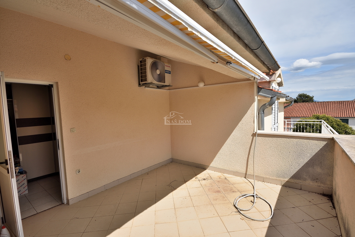 Vodice, SRIMA - casa con 5 appartamenti a 100 m dalla spiaggia