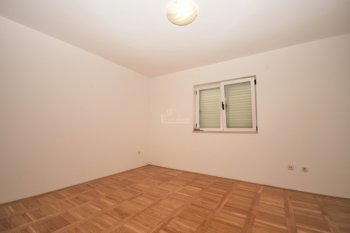 Vodice, SRIMA - casa con 5 appartamenti a 100 m dalla spiaggia