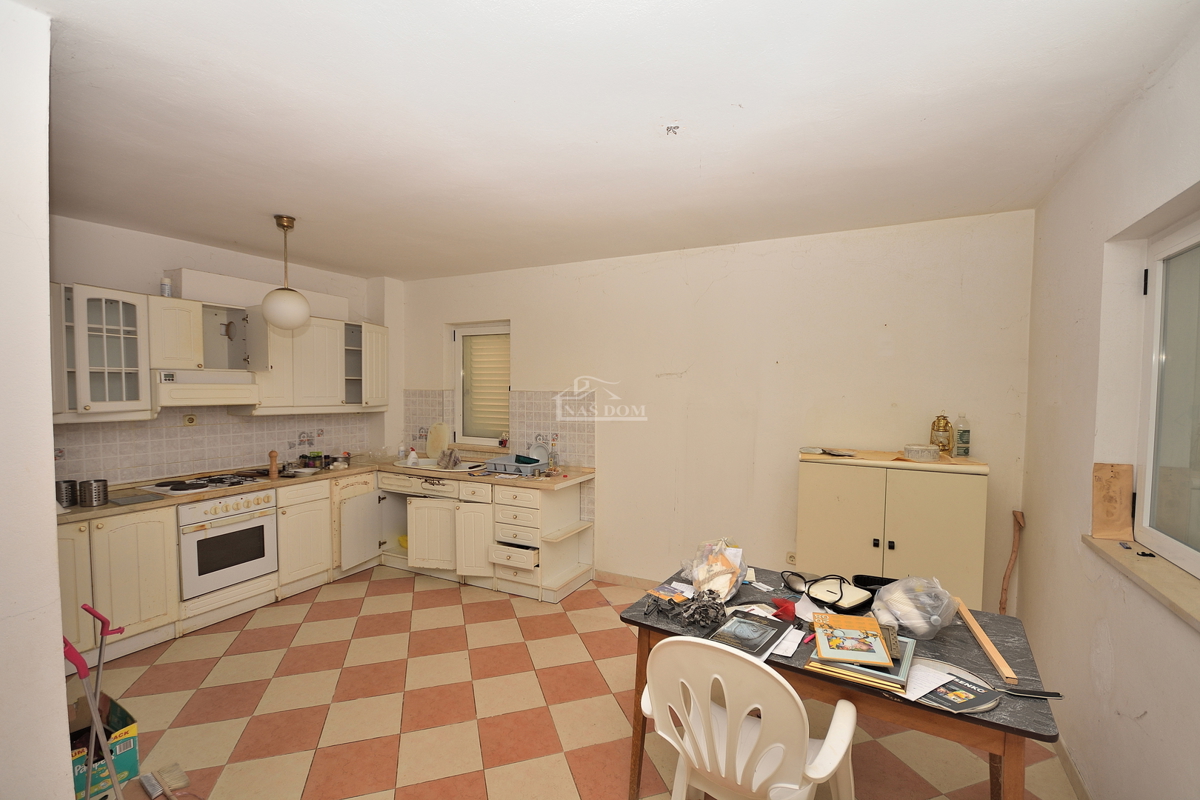 Vodice, SRIMA - casa con 5 appartamenti a 100 m dalla spiaggia