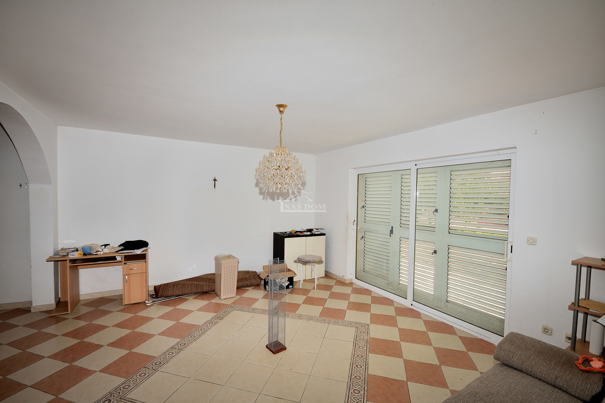 Vodice, SRIMA - casa con 5 appartamenti a 100 m dalla spiaggia