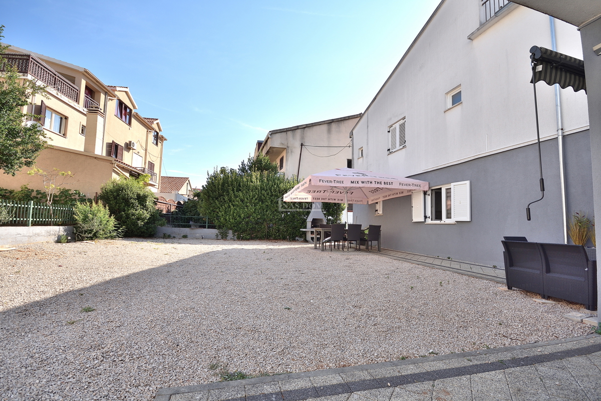 Vodice - casa con 5 appartamenti a 450 m dalla spiaggia