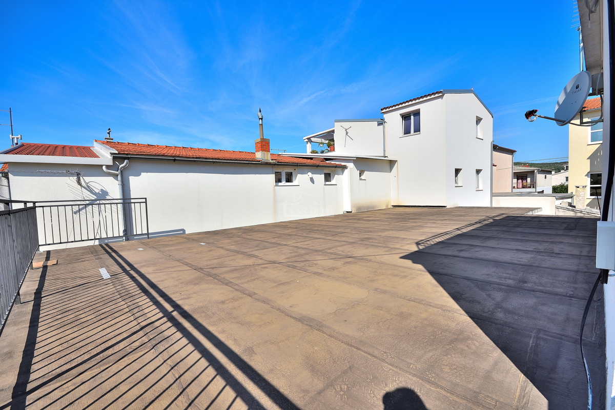 Vodice - casa con 5 appartamenti a 450 m dalla spiaggia