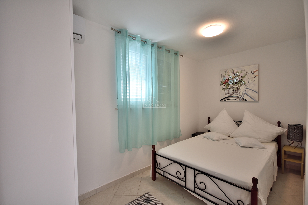 Vodice - casa con 5 appartamenti a 450 m dalla spiaggia