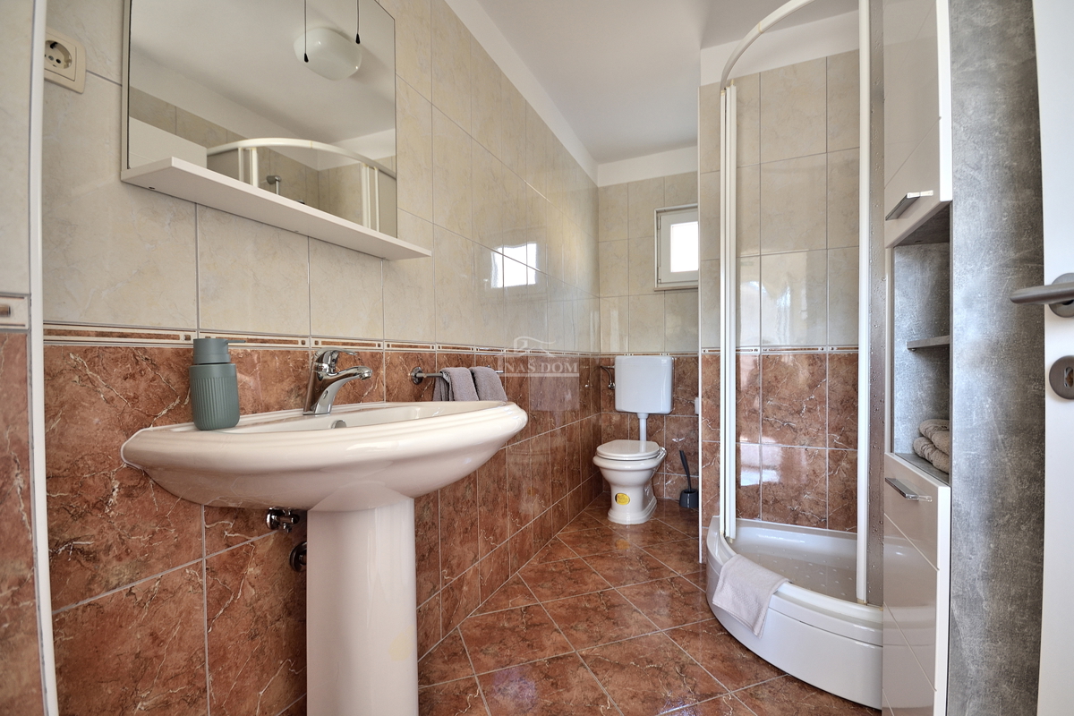 Vodice - casa con 5 appartamenti a 450 m dalla spiaggia