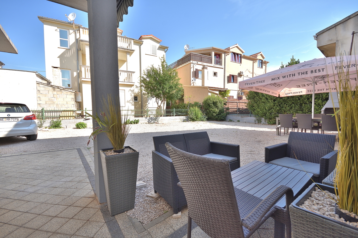 Vodice - casa con 5 appartamenti a 450 m dalla spiaggia