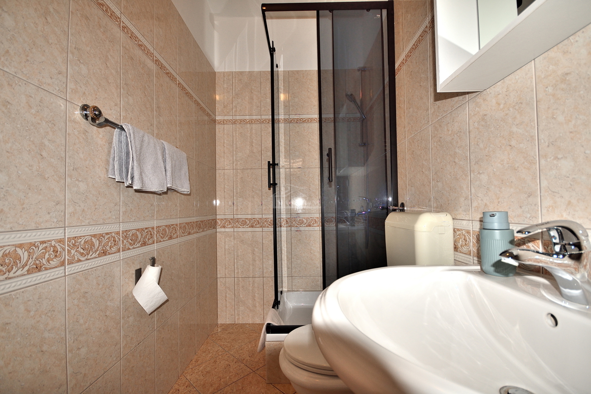 Vodice - casa con 5 appartamenti a 450 m dalla spiaggia