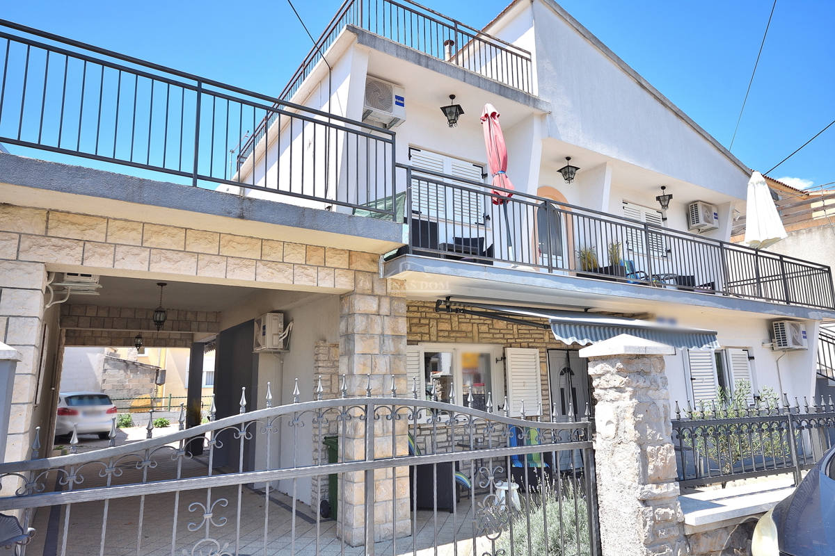 Vodice - casa con 5 appartamenti a 450 m dalla spiaggia